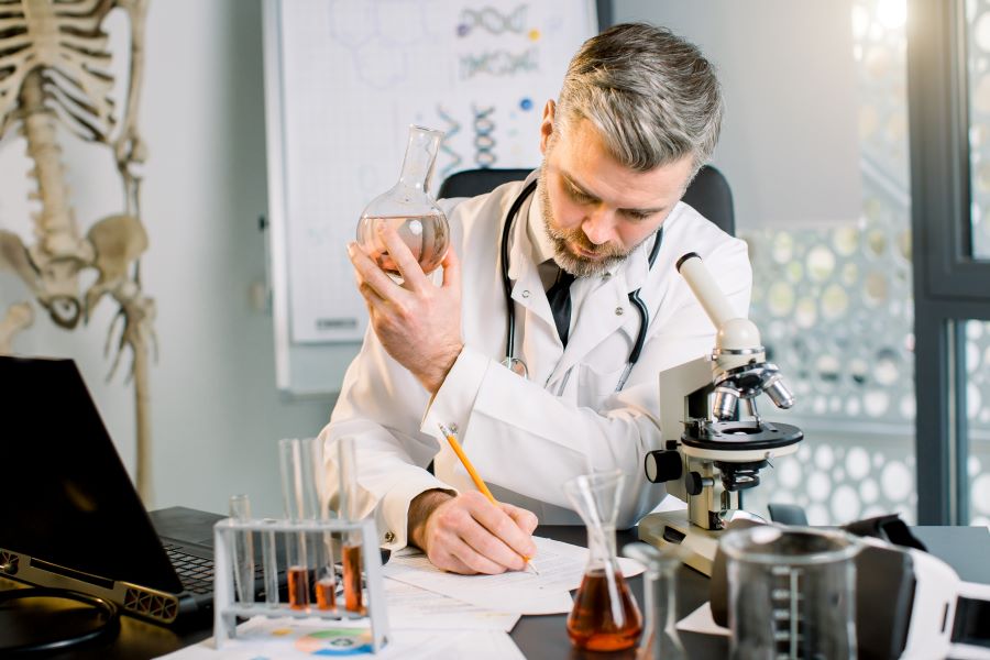 lekarz w labolatorium